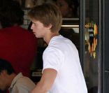 Patrick Schwarzenegger passe du temps avec son petit frère, à Los Angeles, le 12 septembre 2011.