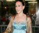 Sarah Jessica Parker confond tenue de soirée et tenue de nuit ! Cette robe turquoise en soie a tout d'une nuisette, quant à la veste de kimono, on pourrait la confondre avec une robe de chambre chic... Dommage. New York, 24 avril 2006