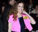 Trop de couleur, tue la couleur ! Sarah Jessica Parker ose un mélange des plus douteux avec une mini veste rose, un top bleu satiné, un pantalon en cuir noir et une pochette en léopard... Too much ! New York, 31 mars 2008