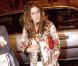 A trop vouloir jouer les fashionistas aux quatre coins du monde, Sarah Jessica Parker détonne. Surtout avec ce manteau fleuri... Paris, 13 janvier 2004