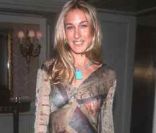 Sarah Jessica Parker aurait dû éviter de porter cette longue robe en soie... Le graphique vieillot ne sied pas le moins du monde à la célèbre fashionista ! 7 octobre 1999<br />