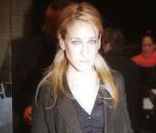 Sarah Jessica Parker est loin de faire sensation avec son ensemble jupe et mini-top bleu roi qu\'elle assortit avec un long et large trench noir. New York, 15 février 2001<br />