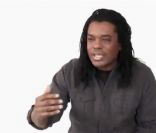 Anthony Kavanagh parodie la vidéo de présentation de l'iPhone, vantant les mérites de l'iPhone 6, pour l'émission Nous avons les images.
