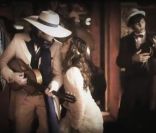 Vanessa Paradis et Matthieu Chedid chantent La Seine, titre extrait d\'Un monstre à Paris.