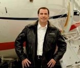 John Travolta assure la promotion d\'un nouveau jet privé de la marque Bombardier, à l\'aéroport de Burbank à Los Angeles, le 20 septembre 2011.