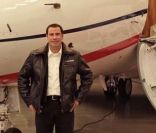 John Travolta assure la promotion d\'un nouveau jet privé de la marque Bombardier, à l\'aéroport de Burbank à Los Angeles, le 20 septembre 2011.