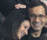 Jean-Luc Delarue et sa compagne Anissa amoureux lors du match PSG - Nice au Parc des Princes le 21 septembre 2011