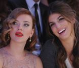 Scarlett Johansson et Bianca Brandolini d\'Adda lors du défilé Dolce & Gabbana à Milan le 25/09/2011<br />