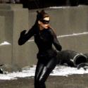 Anne Hathaway s'affiche féline et sexy en Catwoman face à l'imposant Batman