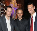Grand Corps Malade, Tony Parker et Jérôme Fernandez lors du Par Coeur Gala, à l'Hôtel de Ville, à Paris. 26 septembre 2011