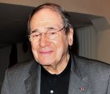 <p>Robert Hossein lors du 26e gala de l\'Aide à l\'Enfant Réfugié à la salle Gaveau à Paris le 26 septembre 2011</p>