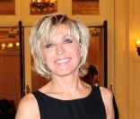 <p>Evelyne Dhéliat lors du 26e gala de l\'Aide à l\'Enfant Réfugié à la salle Gaveau à Paris le 26 septembre 2011</p>