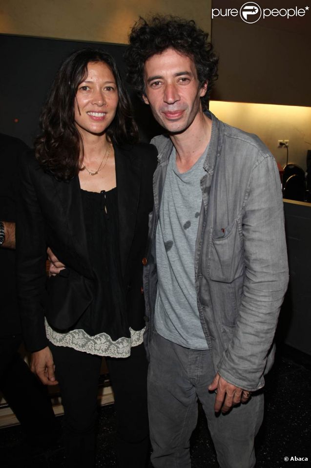Eric Elmosnino et sa compagne Victoria à l'avant-première du Skylab, à Paris. Le 27 septembre 2011