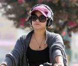 Vanessa Hudgens rentre de sa séance de yoga à vélo, mercredi 28 septembre, à Los Angeles.
