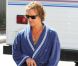 Matthew McConaughey en peignoir devant la sexy Riley Keough, toute rose