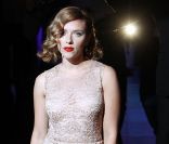Avec une bouche rouge satinée, Scarlett Johansson fait carton plein à Milan.<br />