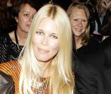 Claudia Schiffer, ambassadrice de la beauté au naturel, a exposé son  teint lumineux délicieusement nude sur le front row de la Fashion Week  londonienne.