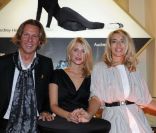 Mélanie Laurent, entourée d\'Alain Crevet et Sean Hepburn lors de la soirée chez S.T. Dupont le 29 septembre 2011