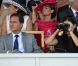 Eric Besson et son épouse Yasmine. 
 L'édition 2011 du Qatar Prix de l'Arc de Triomphe a vu le sacre inattendu de la pouliche allemande Danedream, auteure du nouveau record de l'épreuve. Un scénario explosif auquel célébrités et turfistes ont assisté à Longchamp. 