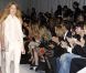 Antoine Arnault applaudit sa dulcinée Natalia Vodianova lors du défilé Givenchy à Paris le 2 octobre 2011