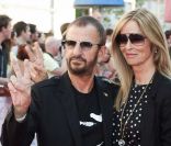 Ringo Starr et Barbara Bach à l'avant-première de  Living in the Material World : George Harrison , à Londres, le 2 octobre 2011.