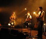 Alexis HK, Benoît Doremus et Renan Luce embarquent ensemble pour la tournée  Seuls à trois , étrennée fin septembre sur la scène du Café de la danse. 
