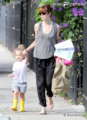 Michelle Monaghan et sa fille Willow, 2 ans et demi, à la sortie de la crèche, à Los Angeles, le 3 octobre 2011
