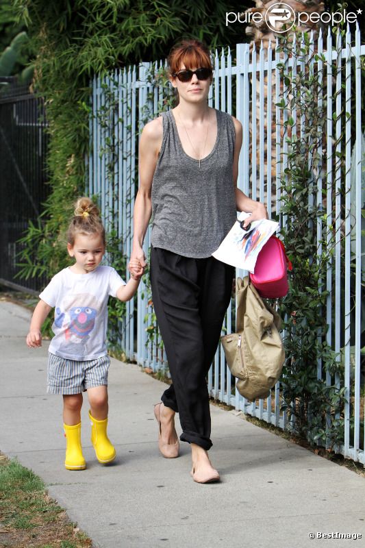 Michelle Monaghan et sa fille Willow à la sortie de la crèche mains dans la mains, à Los Angeles, le 3 octobre 2011
