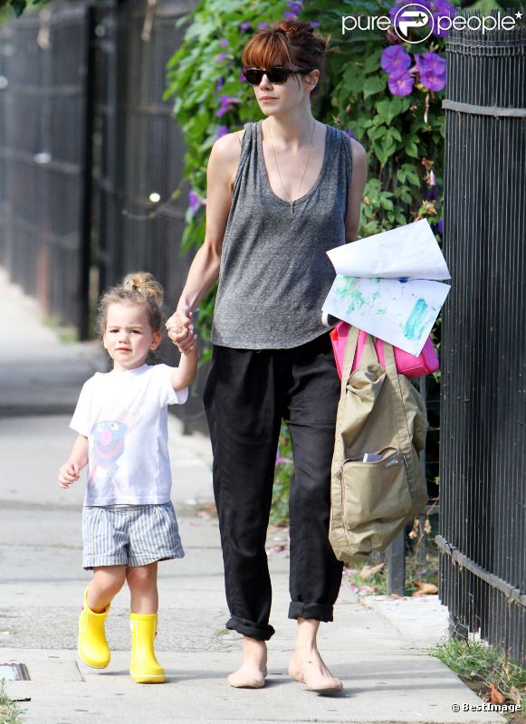 Michelle Monaghan et sa fille Willow avec ses bottes jaunes à la sortie de la crèche, à Los Angeles, le 3 octobre 2011