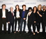 Martin Scorsese, Nancy Shevell, Paul McCartney, Yoko Ono, Olivia Harrison, Barbara Bach et Ringo Starr à l'avant-première de  Living in the Material World : George Harrison , à Londres, le 2 octobre 2011.