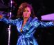  Rihanna, torride dans son ensemble bleu satiné, performe à l'O2 Arena de Londres le 5 octobre 2011 