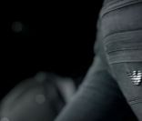 Rihanna : pose sensuelle dans le spot de pub pour Armani Jeans