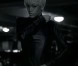 Rihanna : une véritable femme fatale dans le spot de pub pour Armani Jeans
