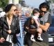 Rachel Zoe traverse avec son fils Skyler lors d'une balade dans les rues de Los Angeles, le 8 octobre 2011