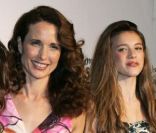 Andie MacDowell et ses filles Rainey (à gauche) et Sarah Margaret (à droite) à New York en mars 2009<br />