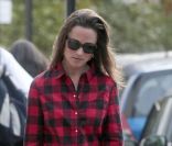 Pippa Middleton dans les rues de Londres se tient... à carreaux ! Le 10 octobre 2011