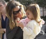 Sarah Jessica Parker revient de l\'école avec l\'une de ses jumelles, à New York. 11 octobre 2011.