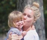 Rebecca Romijn redouble d\'affection pour sa fille, à Los Angeles, le 26 septembre 2011.