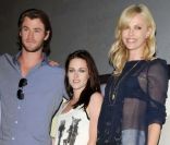 Charlize Theron, Kristen Stewart, Chris Hemsworth et Sam Clafin présentent Blanche-Neige et le chasseur au Comic-Con de San Diego le 23 juillet 2011.<br />