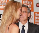 George Clooney et son amoureuse Stacy Keibler lors de l'avant-première du film The Descendants au festival du film de New York le 16 octobre 2011