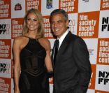 George Clooney et Stacy Keibler, amoureux et radieux, lors de l'avant-première du film The Descendants au festival du film de New York le 16 octobre 2011