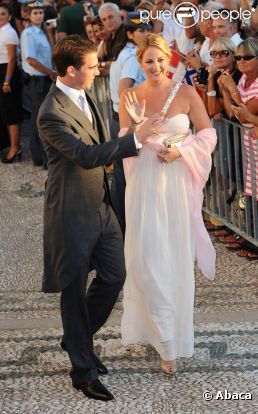 La princesse Theodora et le prince Philippe lors du mariage de leur frère Nikolaos à Spetses le 25 août 2010. 
 Après ses études d'arts dramatiques à Brown, la princesse Theodora de Grèce et de Danemark s'est installée à Los Angeles pour devenir une star de cinéma. Se faisant peu à peu remarquer, elle fera le 5 décembre 2011 ses débuts dans le soap culte  Amour, gloire et beauté  !