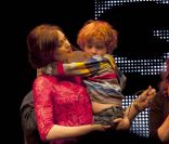 Sophie Ellis-Bextor avec son fils Sonny sur la scène du Goodwood Vintage Festival en août 2010. Le 20 octobre 2011, la chanteuse a annoncé qu'elle attendait un troisième enfant. 
