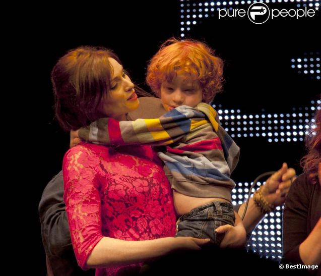 Sophie Ellis-Bextor avec son fils Sonny sur la scène du Goodwood Vintage Festival en août 2010. Le 20 octobre 2011, la chanteuse a annoncé qu'elle attendait un troisième enfant. 