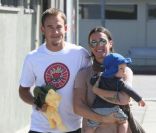 Concours d'élégance entre Alanis Morissette, Mario Treadway et le petit Ever dans les rues de Santa Monica le 22 octobre 2011