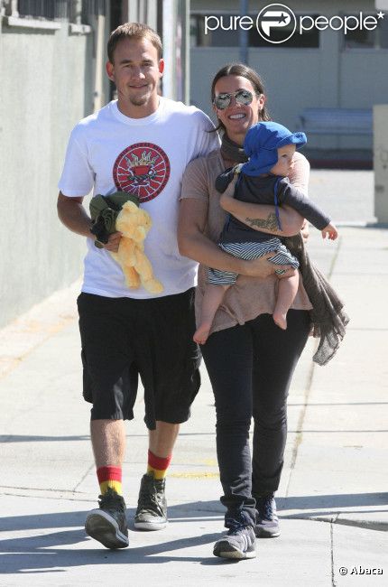 Concours d'élégance entre Alanis Morissette, Mario Treadway et le petit Ever dans les rues de Santa Monica le 22 octobre 2011