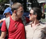 Alanis Morissette et Mario Treadway échangent un regard langoureux pour le photographe sous les yeux réprobateurs du petit Ever dans les rues de Beverly Hills le 20 octobre 2011