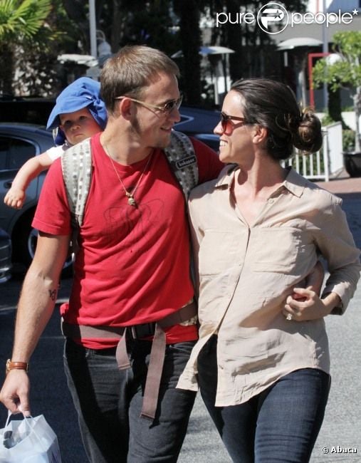 Alanis Morissette et Mario Treadway échangent un regard langoureux pour le photographe sous les yeux réprobateurs du petit Ever dans les rues de Beverly Hills le 20 octobre 2011