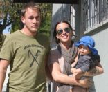 Alanis Morissette, Mario Treadway et le petit Ever dans les rues de Santa Monica le 22 octobre 2011