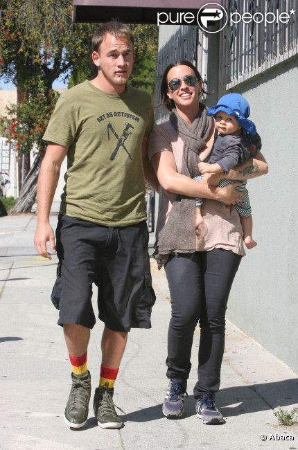 Alanis Morissette, Mario Treadway et le petit Ever dans les rues de Santa Monica le 22 octobre 2011